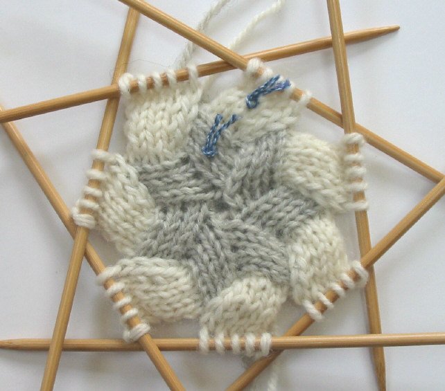てっぺんから編むバスケット編み帽 不埒な編み物三昧の日々